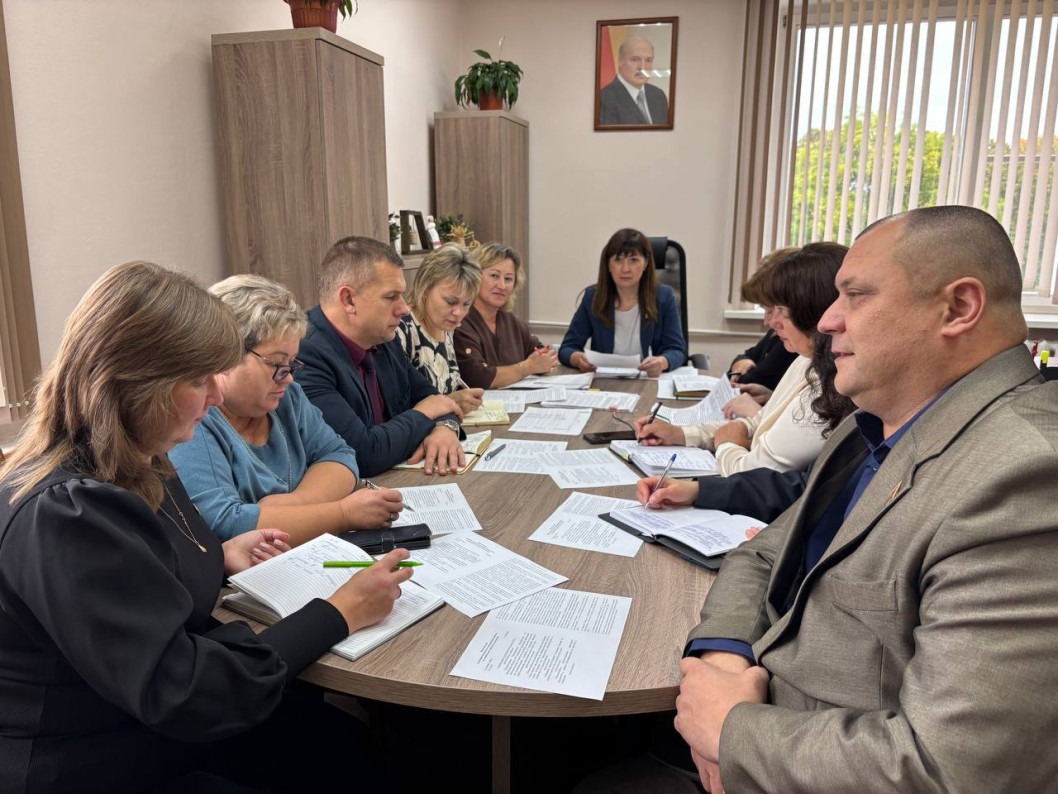 Внеочередное заседание комиссии по координации работы по содействию занятости населения Городокского района прошло под председательством Светланы Зуевой, председателя районного Совета депутатов