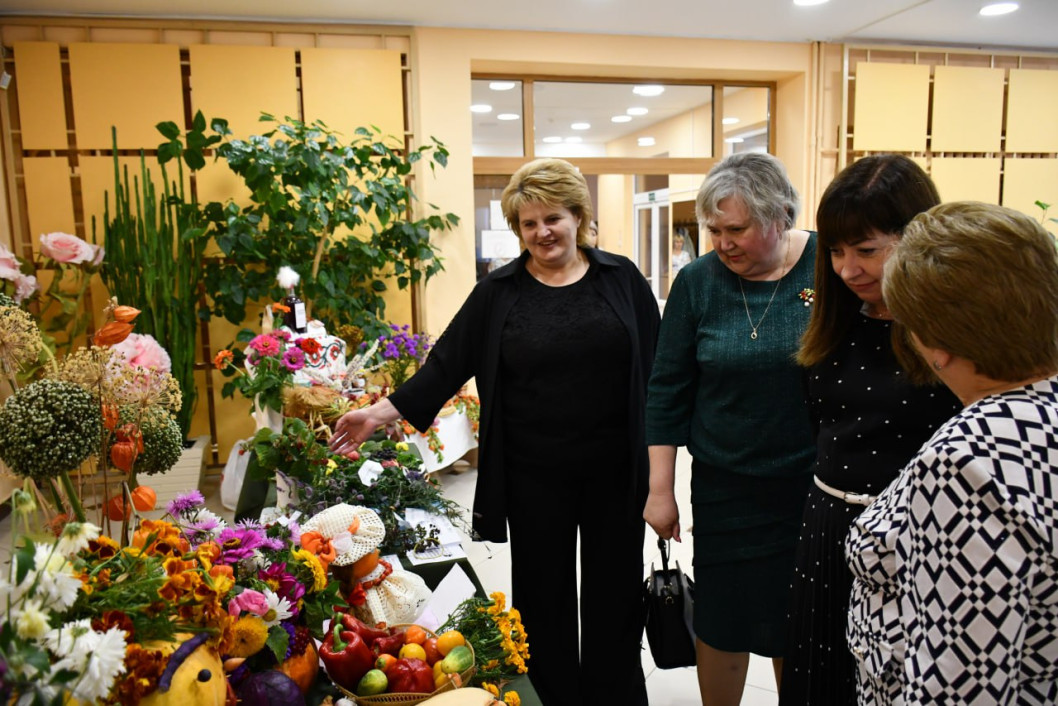 Ко Дню пожилых людей ветераны труда организовали выставку-конкурс «Ветеранские дожинки. Мой сад и огород», которая стала настоящим праздником творчества и вдохновения