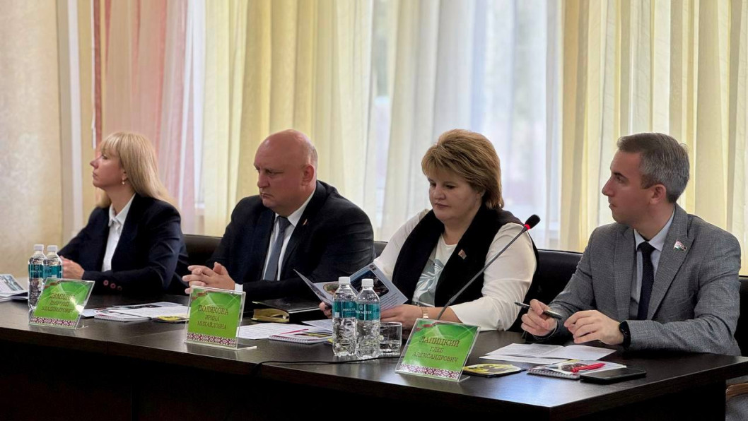 На базе туристско-оздоровительного комплекса «Лосвидо» в Городокском районе прошел семинар для депутатского корпуса на тему "Социальное государство — белорусская модель благополучия"