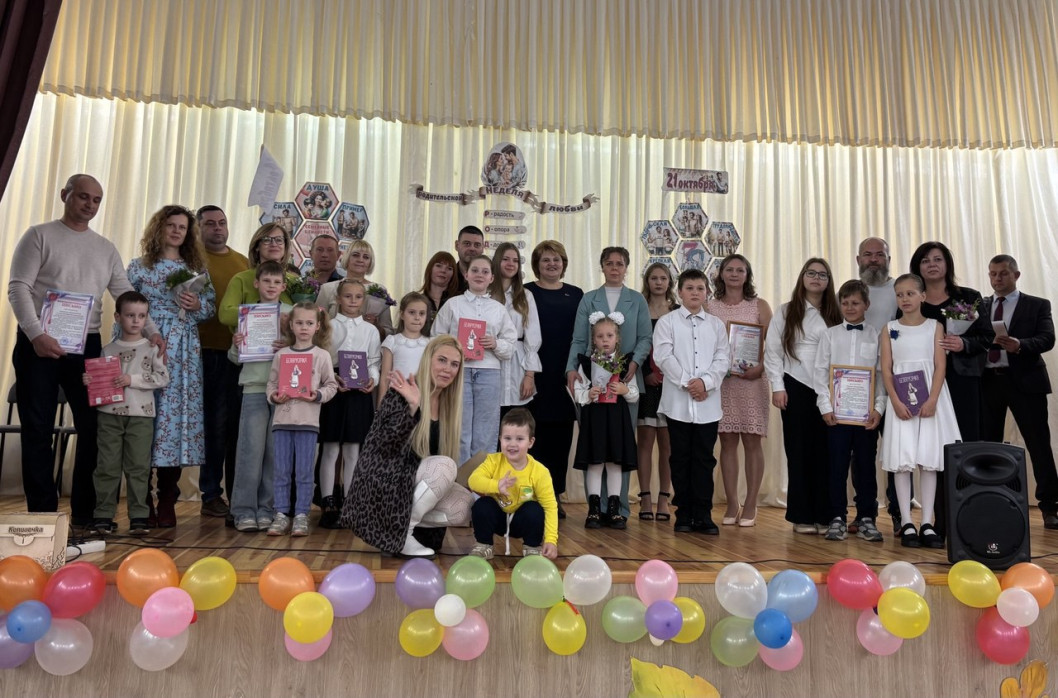 В Городокском районе прошло торжественное мероприятие, посвященное Дню матери, которое собрало множество семей, активно участвующих в жизни района