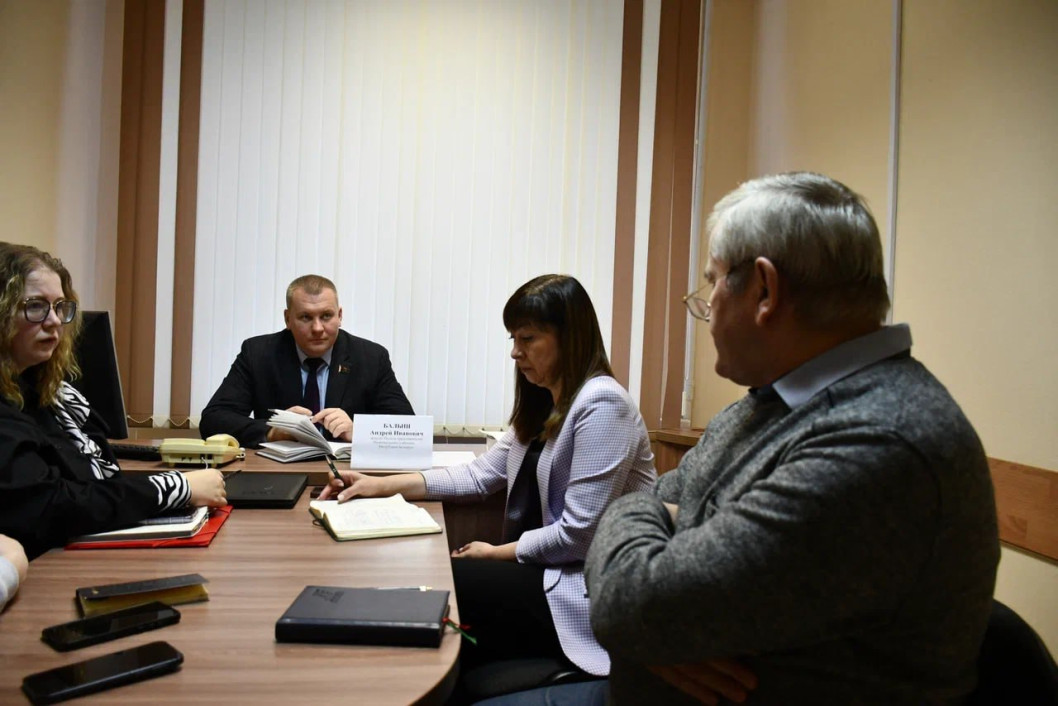 Личный прием граждан и общение с трудовыми коллективами сельхозпредприятий: с очередным визитом в Городокский район прибыл депутат Палаты представителей Национального собрания Республики Беларусь Андрей Балыш.