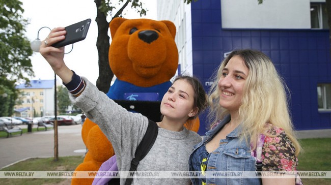 Вялікі мядзведзь з планшэтам у лапах з'явіўся каля "Белтэлекама" ў Віцебску

